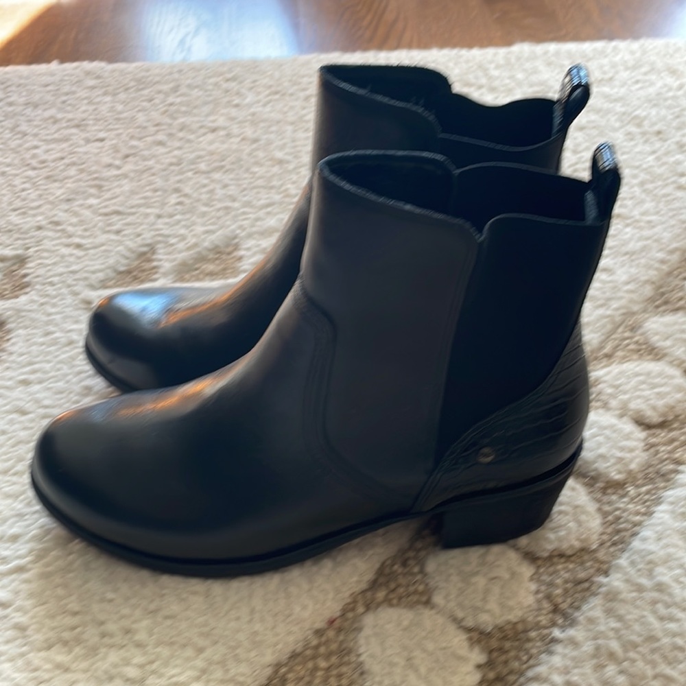 NWOT UGG Black Leather booties size 7.5